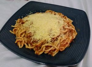 Una foto de Pasta a la boloñesa con queso parmesano