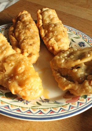 Una foto de 3 berrugas (empanadas) tres
