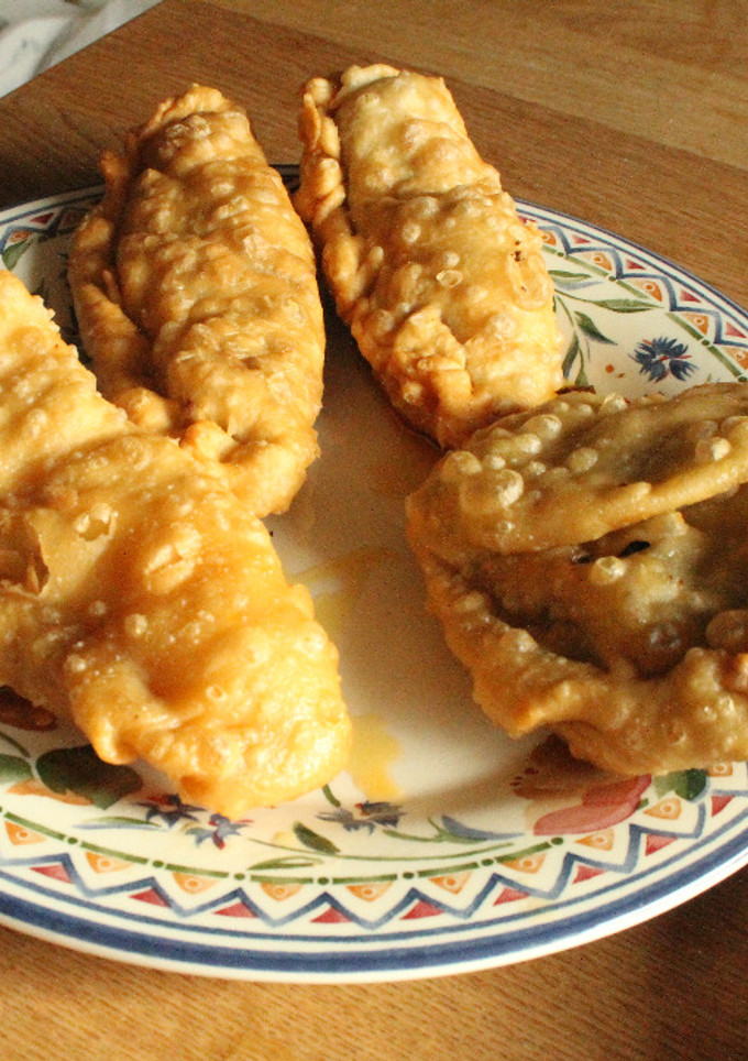 Una foto de 3 berrugas (empanadas) tres