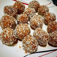A picture of Instant almond-date laddus.