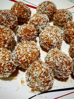 A picture of Instant almond-date laddus.