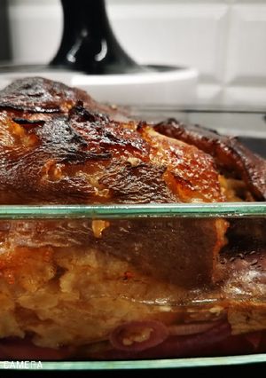 Mézes sörrel ropogósra sütött főtt füstölt csülök recept fotója
