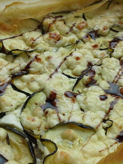 Una foto de Tarta de yogur griego, feta y calabacín