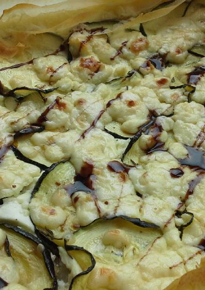Una foto de Tarta de yogur griego, feta y calabacín