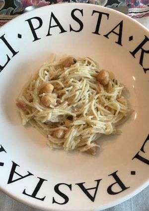 Una foto de Capellini con garbanzos