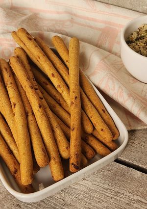 Una foto de 🧄🧅Grisines de harina de garbanzos saborizados con ajo y cebolla 🧅 #Singluten 🧅🧄