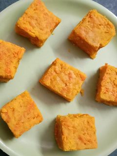 গাজরের বরফি (gajorer barfi recipe in Bengali) রেসিপির প্রধান ছবি