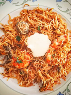 Una foto de "Fideus rossos amb escupinyas" (Fideos dorados con berberechos)
