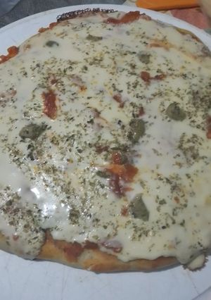 Una foto de PIZZA CASERA 🍕🍕🥤
