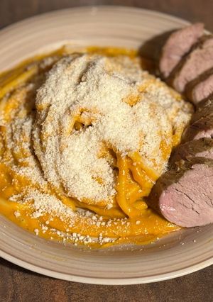 Sütőtökkrémes spagetti parmezannal és sertés szűzzel recept fotója