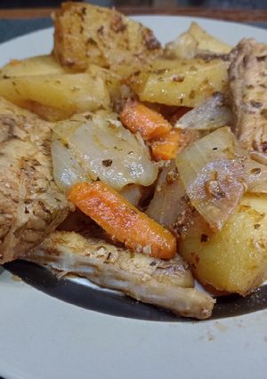 Una foto de Aleta pez Raya con papas cebollas y zanahoria a la cacerola 😃😃