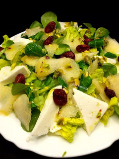 Una foto de Ensalada con queso fresco de cabra y pera
