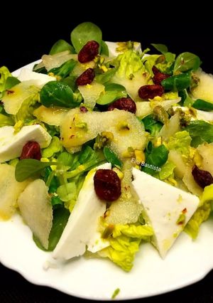 Una foto de Ensalada con queso fresco de cabra y pera