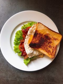 Hình của món 🥪 Sandwich Sáng Nhanh Ngon Với Phô Mai Tươi Kiri, Trứng, & Bacon 🥓.