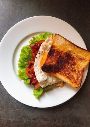Hình của món 🥪 Sandwich Sáng Nhanh Ngon Với Phô Mai Tươi Kiri, Trứng, & Bacon 🥓.