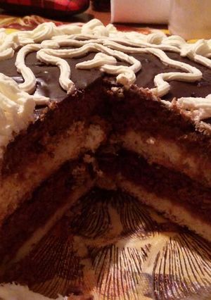 Una foto de Torta en capas de chocolate y vainilla