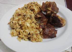 Una foto de Cabro asado con pepitoria
