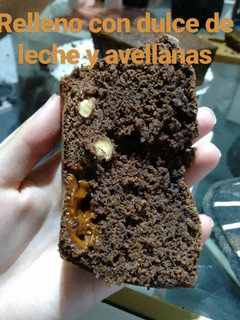 Una foto de Budín húmedo de chocolate relleno con dulce de leche y avellanas