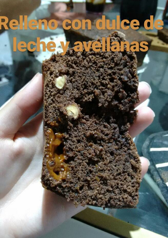 Una foto de Budín húmedo de chocolate relleno con dulce de leche y avellanas