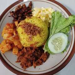 A picture of Nasi kuning rice cooker.