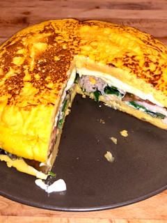 Una foto de Tortilla de patata rellena