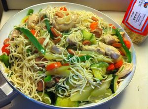 Una foto de Chow mein mixto