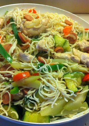 Una foto de Chow mein mixto