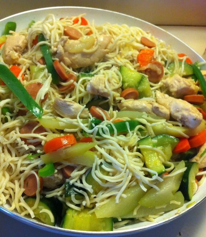 Una foto de Chow mein mixto