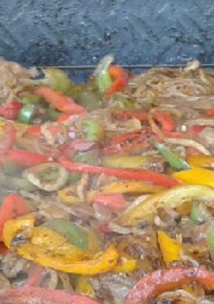 Una foto de Vacío con vegetales grillados