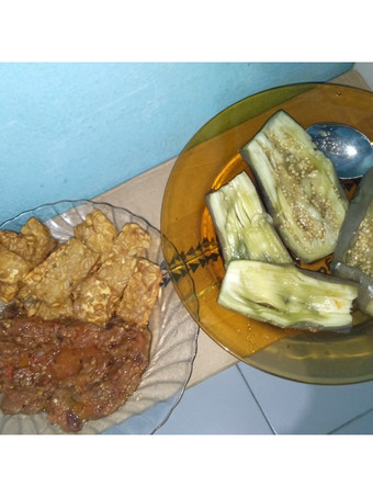 Cara Gampang Membuat Terong kukus+tempe goreng sambal terasi Murah