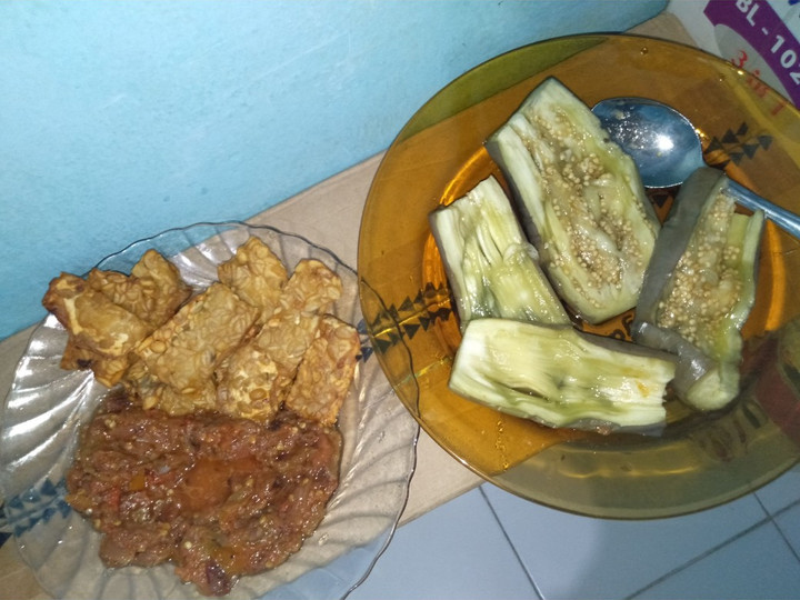 Cara Gampang Membuat Terong kukus+tempe goreng sambal terasi Murah