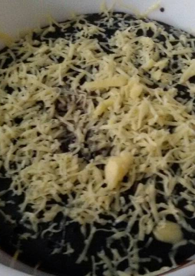 A picture of 2 ingredient oreo cake.