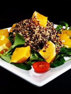 Una foto de Ensalada de quinoa y naranja