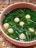 Canh cải bó xôi nấu cá viên