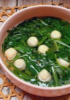 Hình của món Canh cải bó xôi nấu cá viên.