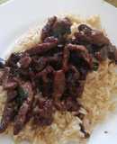 Carne mongoliana con arroz blanco