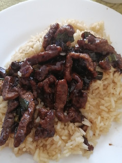 Una foto de Carne mongoliana con arroz blanco