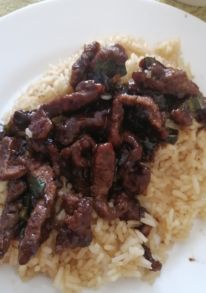 Una foto de Carne mongoliana con arroz blanco