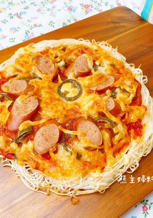 墨西哥辣椒熱狗麵比薩（手延素麵） 的食譜成品照片