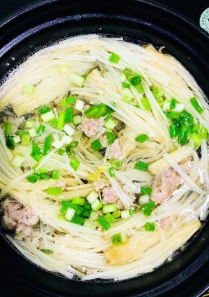 Hình của món Soup nấm kim châm + giá.