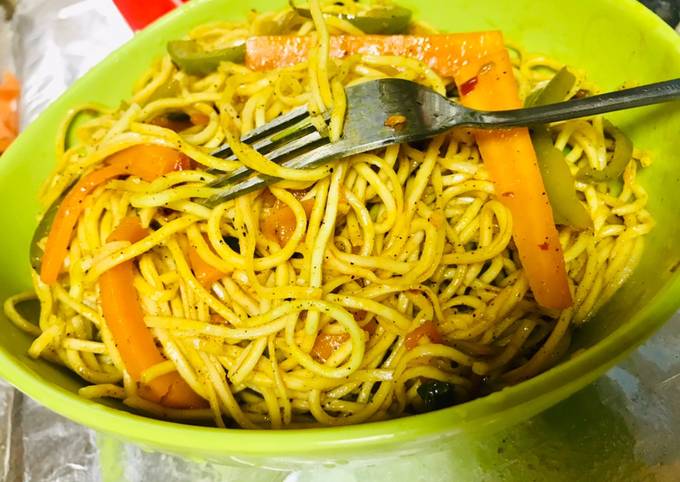 Recipe of Homemade Spicy schezwan hakka noodles Vegetarian