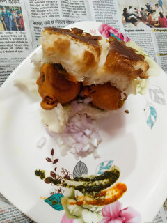 वड़ा पाव (Vada pav recipe in Hindi) रेसिपी मुख्य फोटो