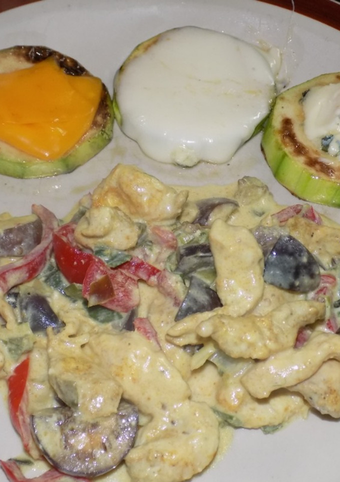 Una foto de Pollo al curry con rodajas de zuquini