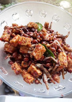 Foto resep Sambal goreng ikan teri, kacang tanah & tempe