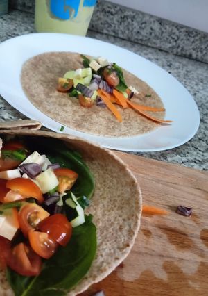 Una foto de Burritos frescos con salsa de aguacate