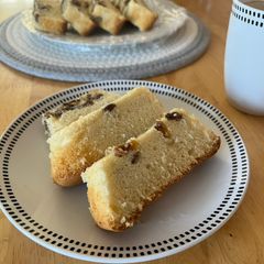 A picture of Castella Honey Cake with Raisins.