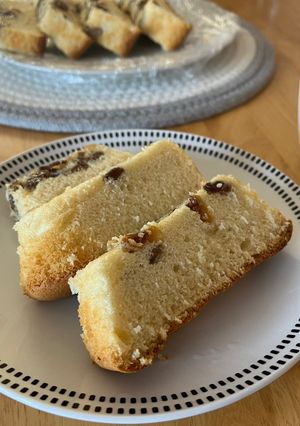 A picture of Castella Honey Cake with Raisins.