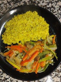 Una foto de Arroz al curry con verduras salteadas
