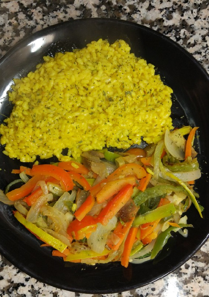 Una foto de Arroz al curry con verduras salteadas