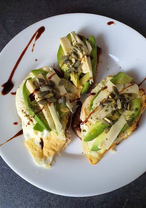 Une photo de Tartines à l'avocat et aux œufs au plat